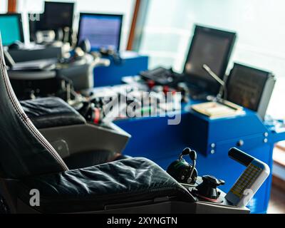 Schiffskontrolle auf der Brücke. Stockfoto
