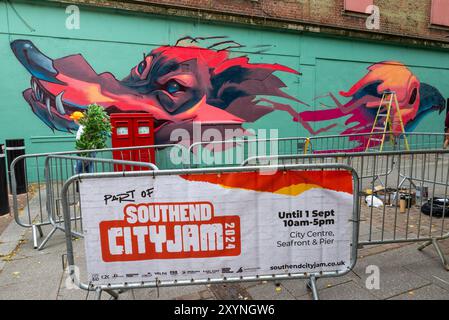 Southend on Sea, Essex, Großbritannien. 30. August 2024. Southend feiert seinen Stadtstatus mit dem City Jam Event. Mehr als 200 lokale, nationale und internationale Straßenkünstler zeigen ihr Können an verschiedenen Orten im Stadtzentrum. Einige temporäre Mauern wurden errichtet, aber die Künstler dekorieren auch die Seiten von Gebäuden, Häusern und anderen dauerhaften Bauten Stockfoto