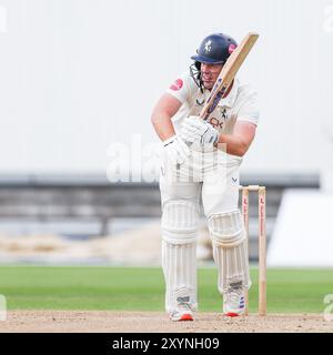 Birmingham, Großbritannien. 30. August 2024. #2, Ben Compton aus Kent im Kampf mit dem Schläger während des Spiels der Vitality County Championship Division One zwischen Warwickshire CCC und Kent CCC am 30. August 2024 im Edgbaston Cricket Ground in Birmingham, England. Foto von Stuart Leggett. Nur redaktionelle Verwendung, Lizenz für kommerzielle Nutzung erforderlich. Keine Verwendung bei Wetten, Spielen oder Publikationen eines einzelnen Clubs/einer Liga/eines Spielers. Quelle: UK Sports Pics Ltd/Alamy Live News Stockfoto