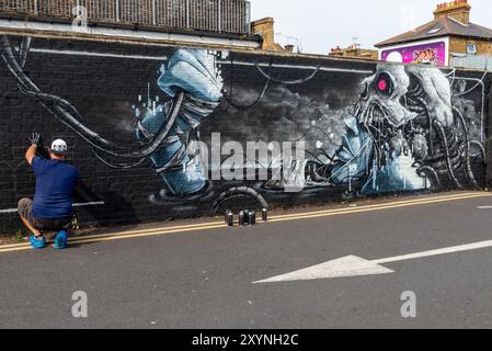 Southend on Sea, Essex, Großbritannien. 30. August 2024. Southend feiert seinen Stadtstatus mit dem City Jam Event. Mehr als 200 lokale, nationale und internationale Straßenkünstler zeigen ihr Können an verschiedenen Orten im Stadtzentrum. Einige temporäre Mauern wurden errichtet, aber die Künstler dekorieren auch die Seiten von Gebäuden, Häusern und anderen dauerhaften Bauten. Künstler können an den Wandgemälden in den Straßen und Grundstücken arbeiten Stockfoto