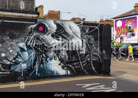 Southend on Sea, Essex, Großbritannien. 30. August 2024. Southend feiert seinen Stadtstatus mit dem City Jam Event. Mehr als 200 lokale, nationale und internationale Straßenkünstler zeigen ihr Können an verschiedenen Orten im Stadtzentrum. Einige temporäre Mauern wurden errichtet, aber die Künstler dekorieren auch die Seiten von Gebäuden, Häusern und anderen dauerhaften Bauten Stockfoto