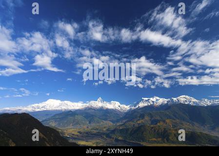 Weiß schneebedeckten Gipfel der Annapurna Himalaya Gebirge Landschaft gesehen deutlich unter einem klaren blauen Himmel in Nepal Stockfoto