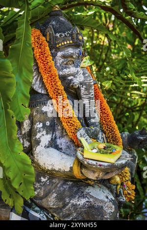 Traditionelles Ganesha, Opfergabe, Geschenk, Opfer, Hinduismus, Ganesha, Elefantenfigur, Statue, Tempel, Religion, Weltreligion, Gott, Elefant, Skulptur Stockfoto