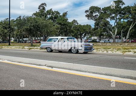 Gulfport, MS - 07. Oktober 2023: Weitwinkel-Eckansicht eines 1957 Chevrolet Bel Air Nomad 2-türigen Bahnhofswagens auf einer lokalen Autoshow. Stockfoto