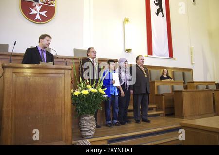 Familie bei der Einbürgerungszeremonie im Rathaus Neukoelln mit Bürgermeister Heinz Buschkowsky, Berlin, Deutschland, Europa Stockfoto