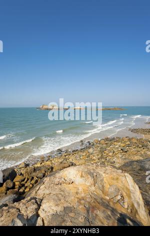 Ein felsiger, unberührter Strand liegt wunderschön unberührt auf der Insel Juguang auf den Matsu-Inseln in Taiwan. Vertikal Stockfoto