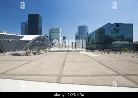 Ein herrlicher Blick auf die Bürogebäude von La Defense von den Stufen der Grande Arche in Paris, Frankreich. Horizontal Stockfoto