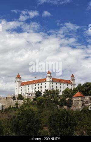 Slowakei, Burg Bratislava (Bratislavsky Hrad) auf dem Kleinen Karpaten Hügel, historisches Wahrzeichen der Stadt, Europa Stockfoto