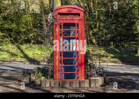 Ein verfallenes Telefonzelle, in der Nähe von Flixton, Suffolk, England, UK gesehen Stockfoto