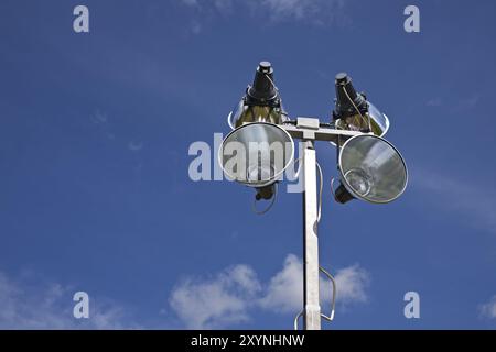 Mobile Blitzausrüstung für den Außenbereich an einem sonnigen Tag Stockfoto