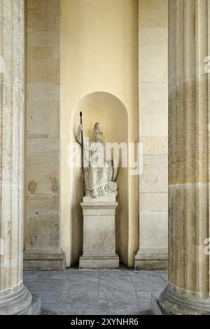 Berlin, Deutschland, 2014. Minerva-Statue unter dem Brandenburger Tor in Berlin, Europa Stockfoto