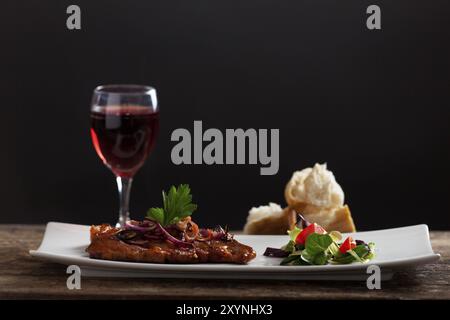 Gegrilltes Schweinesteak auf einem Teller Stockfoto