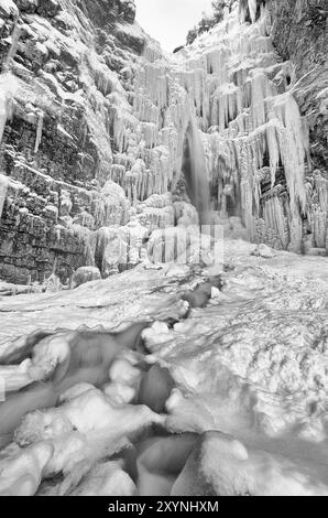 Der gefrorene Wasserfall Njupeskaer (Schwedens höchster Wasserfall), Fulufjaellet Nationalpark, Dalarna, Schweden, Dezember 2011, Europa Stockfoto