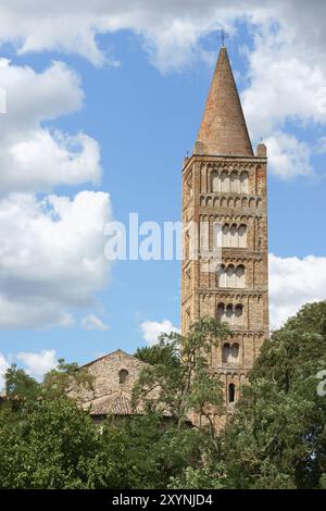 Glockenturm und Detail der Abtei Pomposa, einem Benediktinerkloster in der Provinz Ferrara, Italien. Es ist wahrscheinlich die erste Einigung Stockfoto