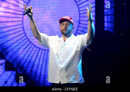 Rapper Bausa bei der Aufzeichnung der Sonderausgabe der ProSieben Fernsehsendung TV Total XXL in der Lanxess Arena. Köln, 29.08.2024 NRW Deutschland *** Rapper Bausa bei der Aufnahme der Sonderausgabe der ProSieben TV-Sendung TV Total XXL in der Lanxess Arena Köln, 29 08 2024 NRW Deutschland Copyright: XChristophxHardtx Stockfoto