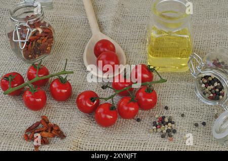 Kirschtomate mit verschiedenen Gewürzen Stockfoto