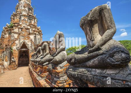 Entkapitiertes Buddha-Bild im Wat Chai Wattanaram in Ayutthaya, Thailand, Asien Stockfoto