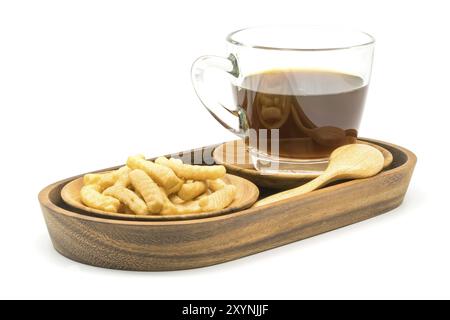 Garnelen-Cracker und eine Tasse schwarzen Kaffee in einem Holztablett auf weißem Hintergrund Stockfoto