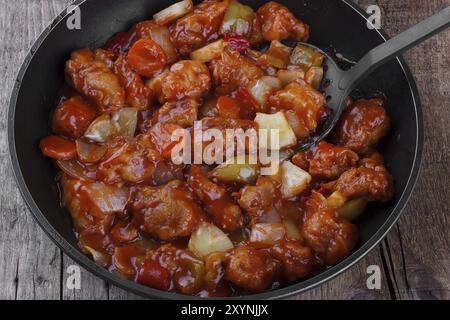 Süßes und saures Schweinefleisch in einem Kochwok Stockfoto