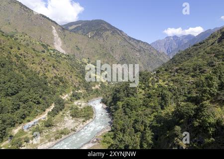 Grüne Landschaft mit dem Fluss Marsyangdi auf dem Annapurna Circuit in Nepal Stockfoto