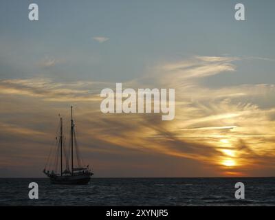 Der zweimagige Gaffer hat den Schoner Abel Tasman im Abendlicht vor Gedser manipuliert. Der Gaff-Schlepper Abel tasman fährt in der ostsee in der Nähe von geds Stockfoto