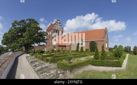 Melby, Dänemark, 11. Juli 2016: Traditionelle dänische Backsteinkirche im Dorf Melby, Europa Stockfoto