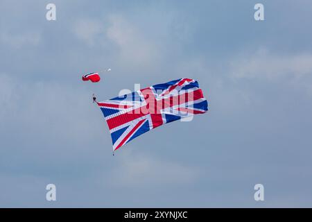 Bournemouth, Dorset, Großbritannien. 30. August 2024. Warmer, sonniger Tag für das Bournemouth Air Festival am zweiten Tag der dreitägigen kostenlosen Veranstaltung. Die Veranstaltung wurde auf 3 Tage in diesem Jahr reduziert, da der finanzielle Druck mit Unsicherheit über die Zukunft der Veranstaltung verbunden war. Menschenmassen strömen zu der Veranstaltung, um das Geschehen zu sehen. Das Fallschirmteam der Red Devils. Quelle: Carolyn Jenkins/Alamy Live News Stockfoto