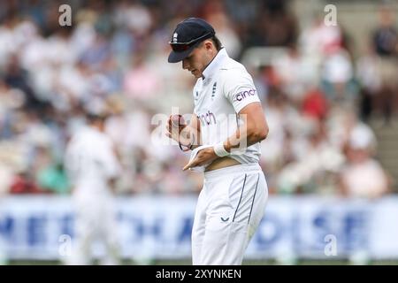 Matthew Potts of England inspiziert den Ball während des 2. Rothesay Test Match Day 2 in England gegen Sri Lanka am 30. August 2024 in London, Großbritannien (Foto: Mark Cosgrove/News Images) 30 2024. (Foto: Mark Cosgrove/News Images/SIPA USA) Stockfoto