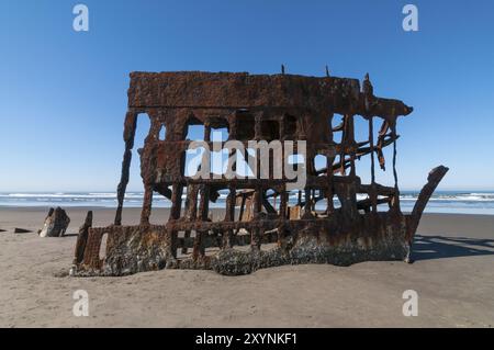 Das verrostete Schiffswrack der Peter Iredale an der Küste von Oregon USA Stockfoto