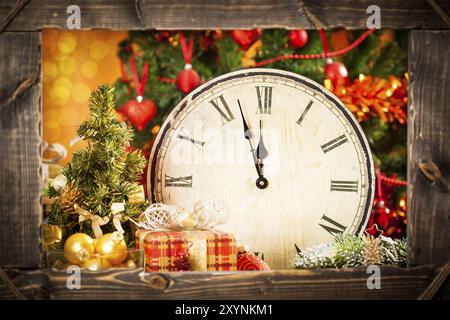 Vintage-Uhr und Weihnachtsdekoration. Schauen Sie durch einen Rahmen Stockfoto