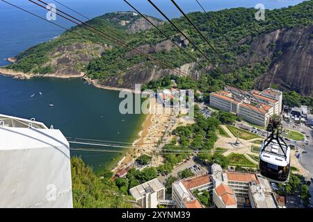 Ankunft der Zuckerhut Seilbahn auf seiner ersten Station nach dem Verlassen der Basis am Roten Strand in Urca Bezirk, Rio de Janeiro Stockfoto