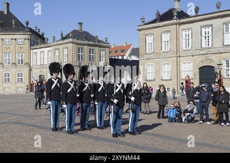 Kopenhagen, Dänemark, 16. März 2016: Wechselnde Zeremonie der königlichen Garde im Schloss Amalienborg, Europa Stockfoto