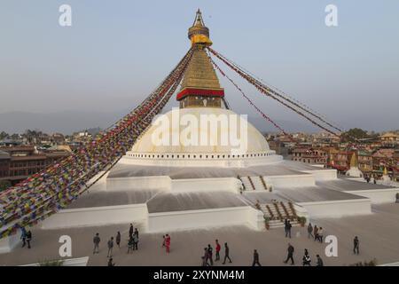 Kathmandu, Nepal, 03. Dezember 2014: Pilger besuchen die buddhistische Boudhanath Stupa, Asien Stockfoto