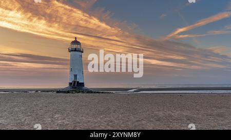 Abend Wolken am Leuchtturm in der Nähe von Ayr Talacre, Flintshire, Wales, Großbritannien Stockfoto