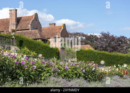 Port Lympne, Kent, Großbritannien, 2014. Blick auf das Herrenhaus und die Gärten von Port Lympne Stockfoto