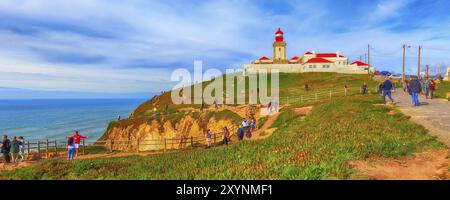 Cabo da Roca, Portugal, 28. März 2018: Blick auf den Leuchtturm und den Atlantischen Ozean, der westlichste Punkt des europäischen Festlandes Stockfoto