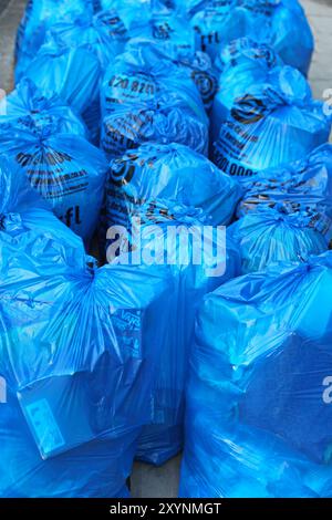 London, Vereinigtes Königreich - 21. Januar 2013: Abfallsammlung und Recycling Blue Bags at Street in City Centre Close Up. Stockfoto
