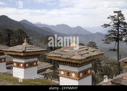 Blick nach Norden in Richtung der über 7000 m hohen Berge von den 108 Khangzang Namgyal Chortens, Dochula Pass, Bhutan, Asien Stockfoto