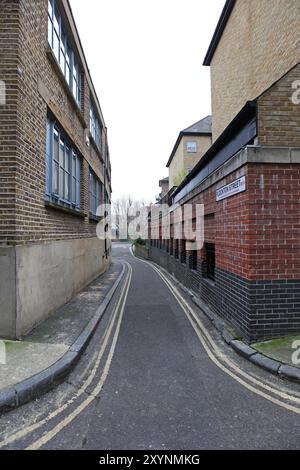 London, Großbritannien - 25. Januar 2013: Narrow Passage Flockton Street Borough of Southwark Winter Day. Stockfoto