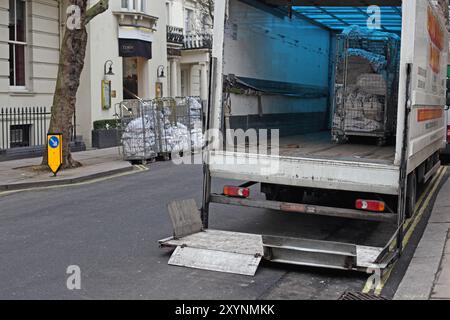 London, Vereinigtes Königreich - 21. Januar 2013: Wäschereinigungsservice LKW und Wagen mit Taschen in der Straße im Stadtzentrum. Stockfoto