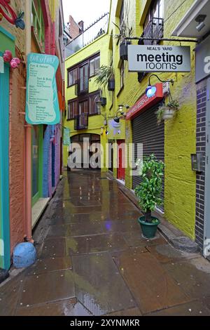 London, Großbritannien - 28. Januar 2013: Neals Yard Hidden Narrow Passage Alley in der Nähe von Covent Garden Rainy Day im Stadtzentrum. Stockfoto