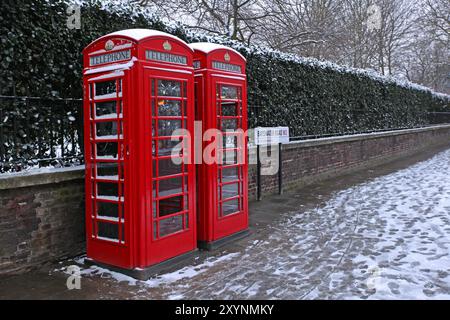 London, Vereinigtes Königreich - 18. Januar 2013: Zwei rote Telefonboxen an der Bayswater Road sind mit Schnee bedeckt. Stockfoto