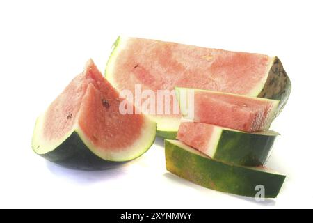 Wassermelone mit einzelnen Scheiben vor weißem Hintergrund Stockfoto