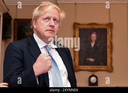 London, Großbritannien. Dezember 2019. Image © lizenziert für Parsons Media. 30/08/2024. London, Vereinigtes Königreich. Margaret Thatcher Porträt aus der Studie Nr. 10 entfernt. Foto Vom 13.12.2019. London, Vereinigtes Königreich. Boris Johnson Wahlabend. Der britische Premierminister Boris Johnson sieht die Wahlergebnisse 2019 im Fernsehen in seiner Studie in Downing Street 10. Foto: andrew parsons/Alamy Live News Stockfoto