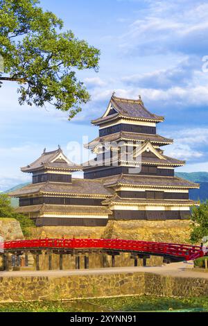 Nahaufnahme des Schlosses Matsumoto Jo mit Teleobjektiven und Details des alten Donjons an einem sonnigen Tag in der Präfektur Nagano, Japan, Asien Stockfoto