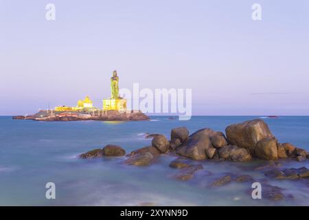 Vivekananda Rock beherbergt ein Denkmal und die benachbarte Insel Thiruvalluvar Statue, die in der Abenddämmerung blau vor der Küste von Kanyakumari beleuchtet wird, Tamil Nadu, Stockfoto