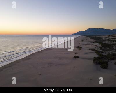 Drohnenansicht des langen Strandes und der Küste in der Abenddämmerung in Patara, Türkei, Asien Stockfoto