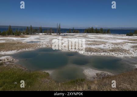 Bemalte Pools im West Thumb Geyser Basin des Yellowstone National Park Stockfoto