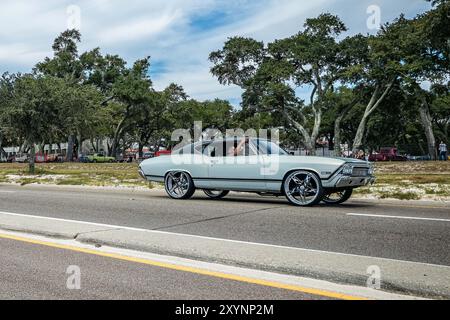 Gulfport, MS - 07. Oktober 2023: Weitwinkelansicht eines Chevrolet Chevelle Malibu Coupés aus dem Jahr 1968 auf einer lokalen Autoshow. Stockfoto