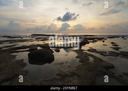 Ein ruhiges Gezeitenbecken reflektiert den Sonnenuntergangshimmel auf Neil Island, einer undurchsichtigen Insel in der Andamanen- und Nicobar-Inselkette in Indien Stockfoto